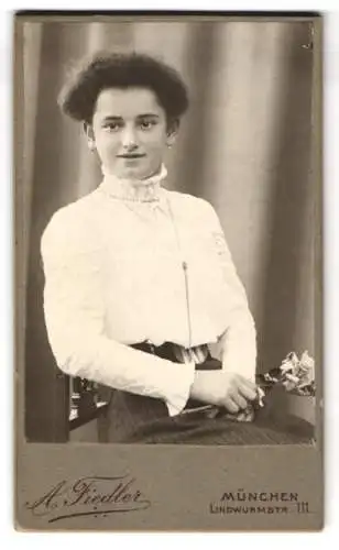 Fotografie A. Fiedler, München, Lindwurmstr. 111, Porträt einer jungen Dame in eleganter Kleidung