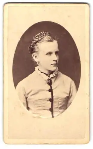 Fotografie F. Halm, Constanz, Augustinerstrasse 590, Portrait einer jungen Frau