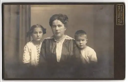 Fotografie Leo Molitor, Neustadt i. Schw., Mutter mit zwei Kindern