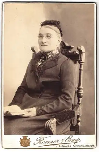 Fotografie Roemer u. Comp., Cassel, Hohenzollernstrasse 96, Portrait einer älteren Dame mit Brille