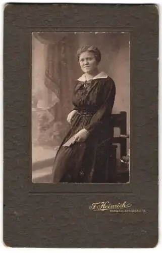 Fotografie F. Heinrich, Torgau, Schlossstr., Dame in elegantem Kleid