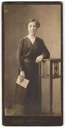 Fotografie G. Viereck, Hamburg, Rathausstrasse 13, Frau mit Brief in der Hand