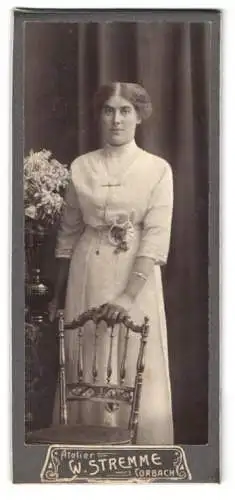 Fotografie W. Stremme, Corbach, Frau in elegantem Kleid mit Stuhl