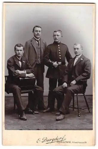 Fotografie E. Burgdorf, Remscheid, Alleestrasse 18b, Vier Männer in Anzügen und Soldaten-Uniform