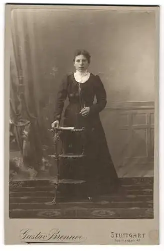 Fotografie Gustav Brenner, Stuttgart, Eberhardstrasse 47, Frau in elegantem Kleid