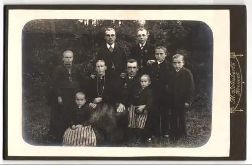 Fotografie M. Schuberth, Kronach, Gruppenportrait im Freien