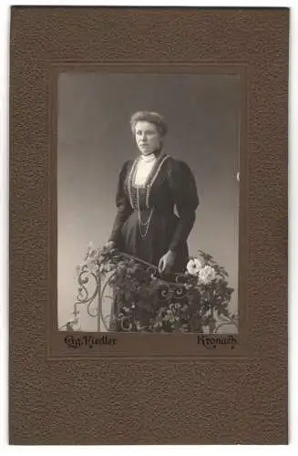 Fotografie Gg. Fiedler, Kronach, Portrait einer jungen Frau mit Blumenschmuck