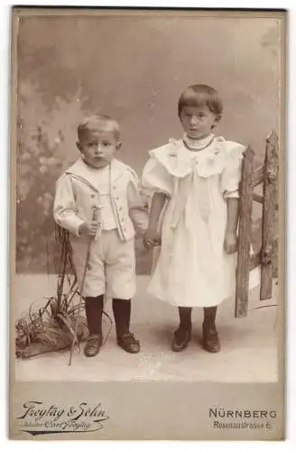 Fotografie Freytag u. Sohn, Nürnberg, Rosenaustrasse 6, Zwei Geschwister in Sonntagskleidung