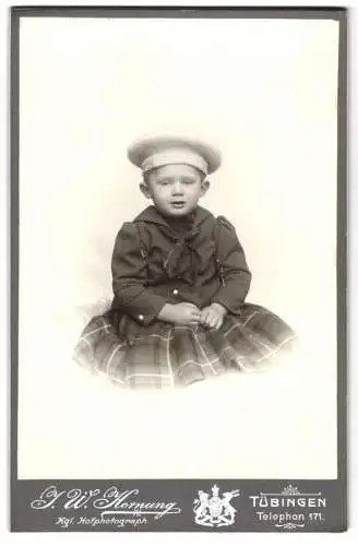 Fotografie J. W. Hornung, Tübingen, Uhlandstrasse 11, Porträt eines kleinen Jungen im Matrosenanzug