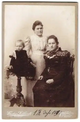 Fotografie Gustav Luthardt, Forchheim, Nürnbergerstrasse, Zwei Damen mit einem Kleinkind