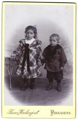 Fotografie Franz Hackenjost, Pirmasens, Am Exercir Platz, Zwei Kinder in Sonntagskleidung