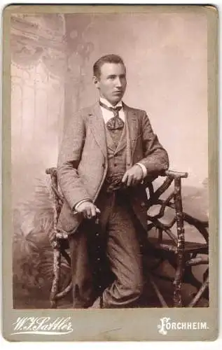 Fotografie W. J. Sattler, Forchheim, Nürnberger Thor, Porträt eines elegant gekleideten Mannes