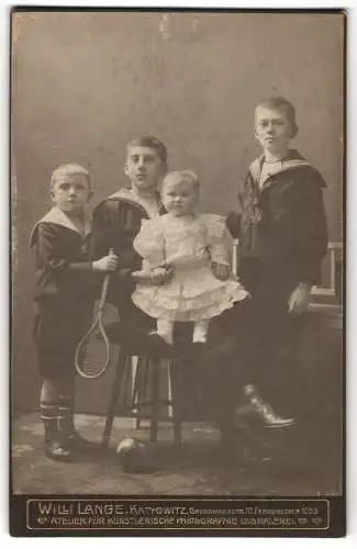 Fotografie Willi Lange, Kattowitz, Grundmannstrasse 10, Vier Kinder in Matrosenanzügen mit Tennisschläger