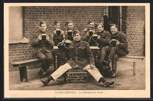 Foto-AK Bourg-Leopold, Gruppenbild belgische Soldaten mit Biergläsern