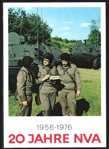 AK DDR-Propaganda, 20 Jahre NVA, 1956-1976, Soldaten am Panzer im Gespräch