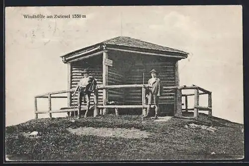 AK Bad Tölz, Wanderer vor der Windhütte am Zwiesel