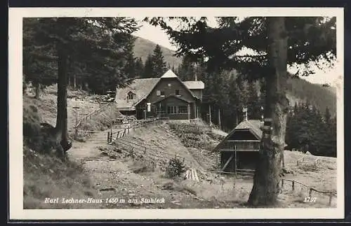 AK Karl Lechner-Haus am Stuhleck, Blick zu den Berghütten vom Weg aus