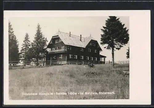 AK Schutzhaus Stanglalm, auf der Wiese neben der Hütte