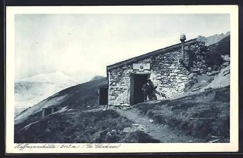 AK Hoffmannshütte, Wanderer an der Berghütte auf dem Gr. Glockner