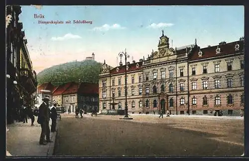 AK Brüx / Most, Bismarckplatz mit Gebäudeansicht und Blick zum Schlossberg