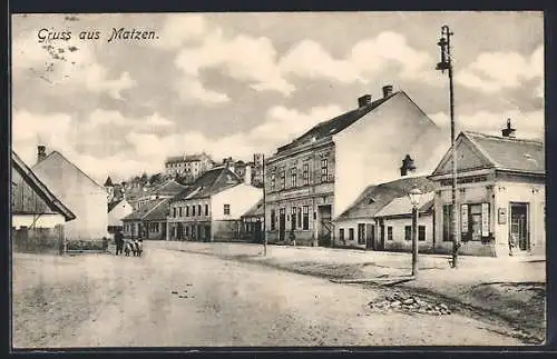 AK Matzen, Strassenpartie mit Geschäften und Blick zum Berg