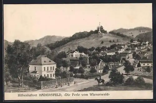 AK Hadersfeld /Wienerwald, Ortsansicht mit Strasse, Volksschule und Säulendenkmal