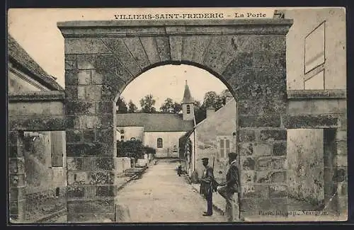 AK Villiers-Saint-Frédéric, La Porte et vue du village avec église en arrière-plan