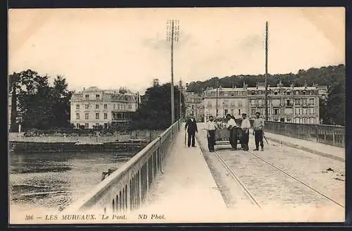 AK Les Mureaux, Le Pont avec des passants et bâtiments en arrière-plan