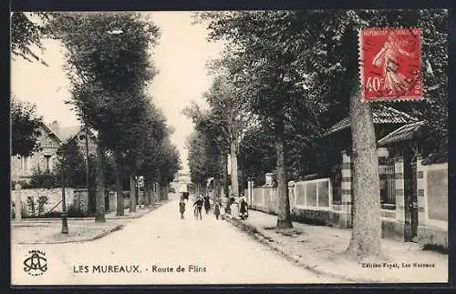 AK Les Mureaux, Route de Flins avec passants et arbres alignés