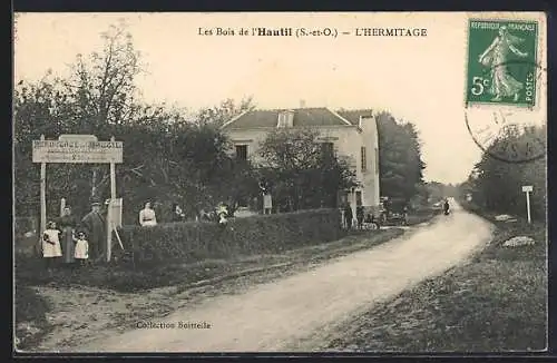 AK Hautil, Vue de l`Hermitage avec habitants devant la maison et route adjacente