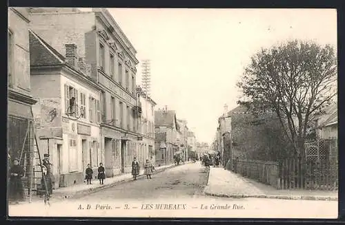 AK Les Mureaux, La Grande Rue animée avec passants et bâtiments historiques