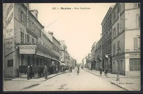 AK Meulan, Rue Gambetta animée avec passants et bâtiments historiques