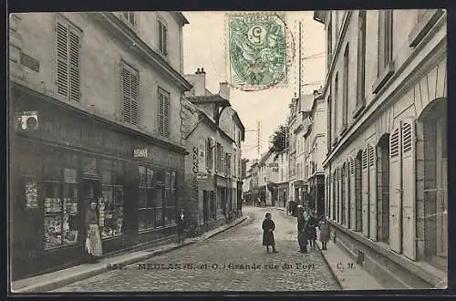 AK Meulan, Grande rue du Fort avec passants et boutiques