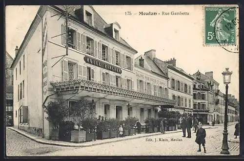 AK Meulan, Rue Gambetta avec Hôtel Pinchon et passants