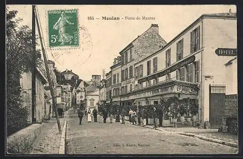 AK Meulan, Porte de Mantes avec vue sur rue animée et bâtiments historiques