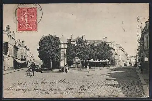 AK Mantes, La Place de la République avec horloge et passants