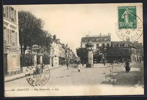 AK Mantes, Rue Nationale avec horloge et bâtiments historiques