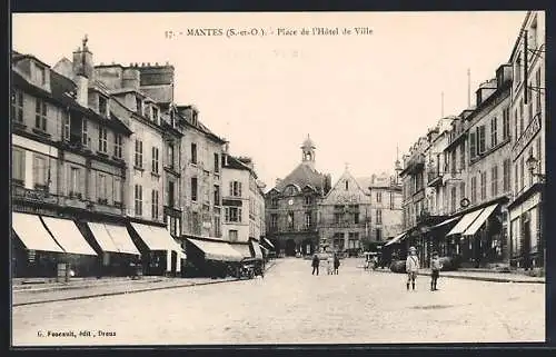 AK Mantes, Place de l`Hôtel de Ville et ses bâtiments historiques