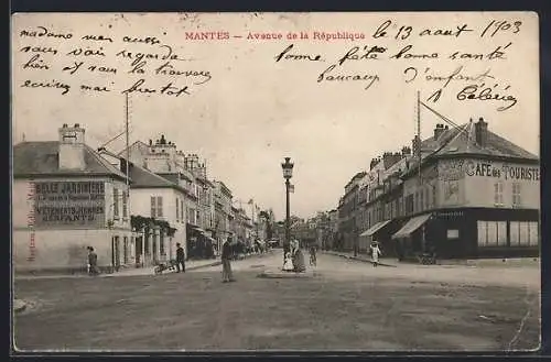 AK Mantes, Avenue de la République avec passants et facades de cafés