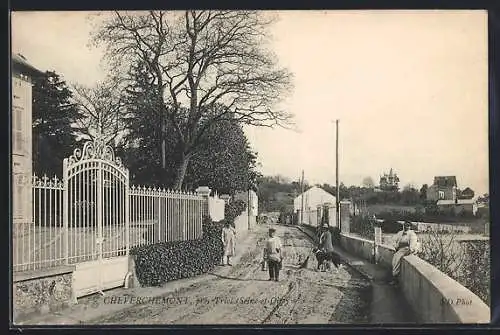 AK Cheverchemont, Entrée du village et chemin bordé d`arbres