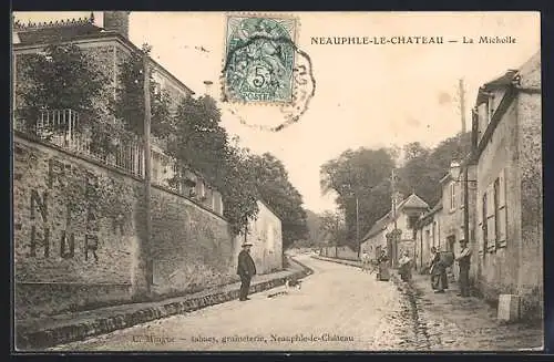 AK Neauphle-le-Château, La Micholle, Rue pittoresque avec passants et maisons anciennes