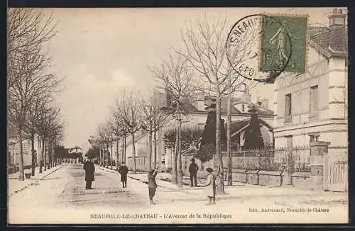 AK Neauphle-le-Château, L`Avenue de la République