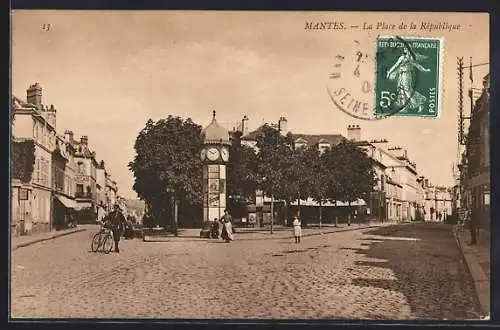 AK Mantes, La Place de la République avec horloge et passants