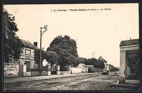 AK Le Perray, Vieille-Église et la mairie avec rue et voiture