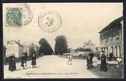 AK Chaufour-les-Bonnières, Route de Paris avec habitants et commerces