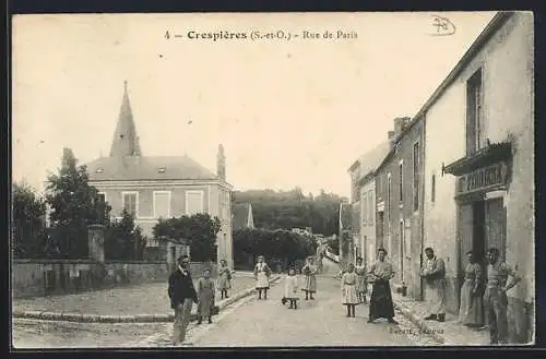 AK Crespières, Rue de Paris avec villageois et animaux