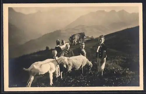 AK kleine schweizer Hirten auf der Alm in Tracht