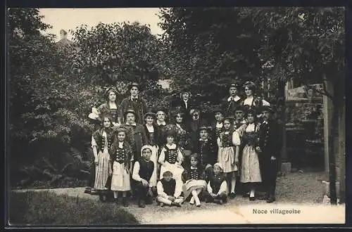 AK Dorfhochzeit, Bewohner in Tracht