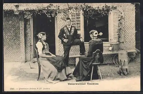 AK Frauen und Mann in Unterwaldner Trachten vor dem Haus