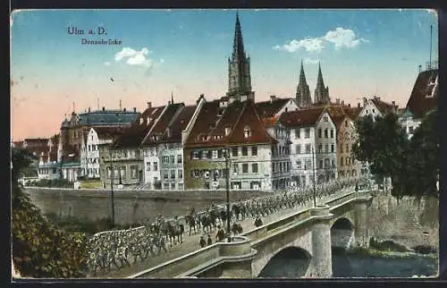 AK Ulm / Donau, marschierende Soldaten auf der Donaubrücke